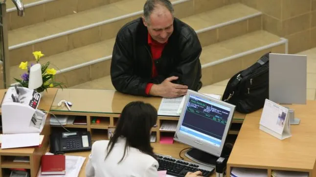 RESTANŢELE la bănci ale românilor au atins un nou RECORD
