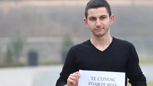 "Te cunosc foarte bine, ia-ţi un şerveţel!". Surpriza emoţionantă făcută de un tânăr iubitei lui 