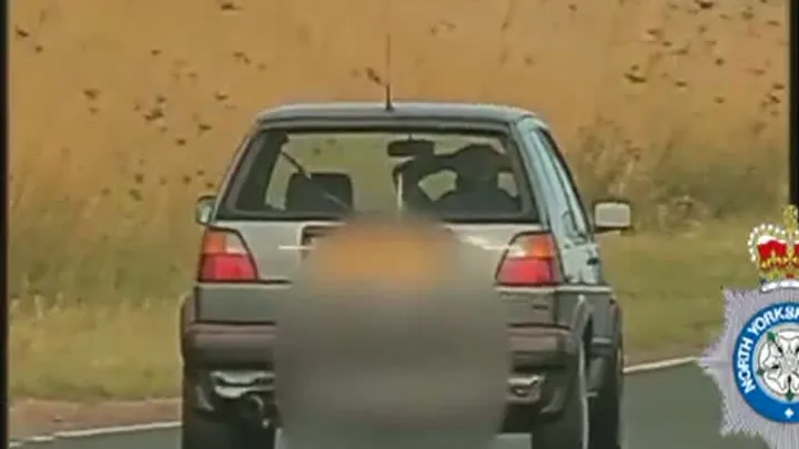 ŞOFER TERIBILIST. Conducea maşina fără mâini, cu 100 km/h