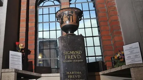 Urna cu cenuşa lui Sigmund Freud, deteriorată în timpul unei tentative de furt