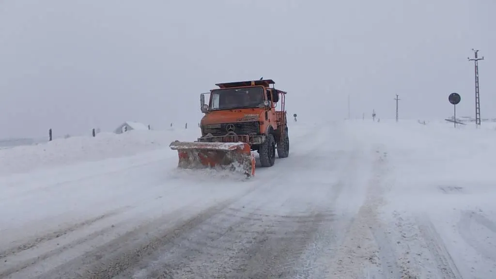 InfoTrafic: Circulaţie întreruptă pe tronsoane din A2 şi patru drumuri naţionale