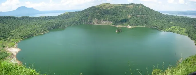 Pare un lac obişnuit, dar ceva îl face UNIC în lume. VEI FI UIMIT!