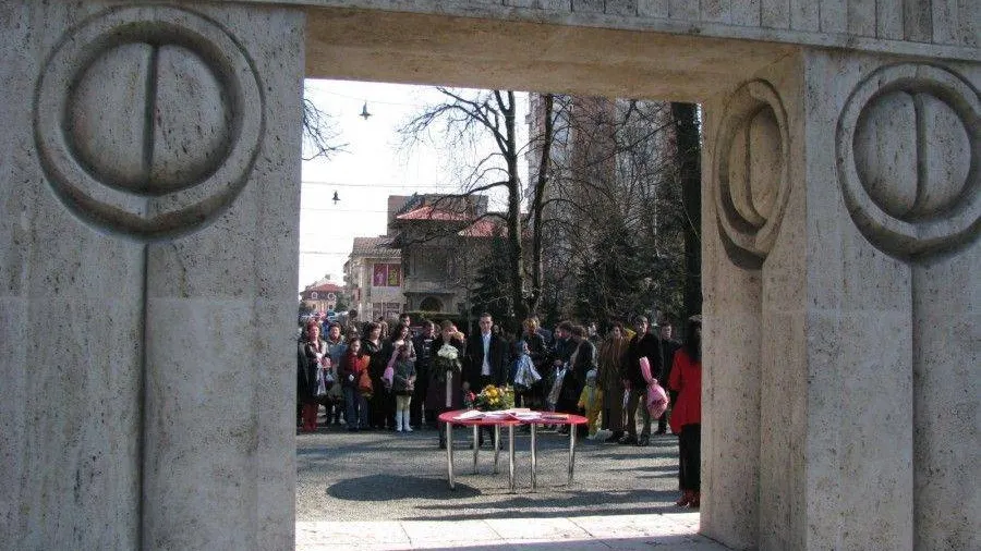 SFÂNTUL VALENTIN. Trei cupluri din țară și-au unit destinele în fața Porții Sărutului