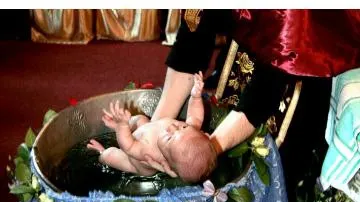 TRAGEDIE FĂRĂ MARGINI. O fetiţă a murit după ce a fost BOTEZATĂ: "Preotul doar a stropit-o cu apă!"
