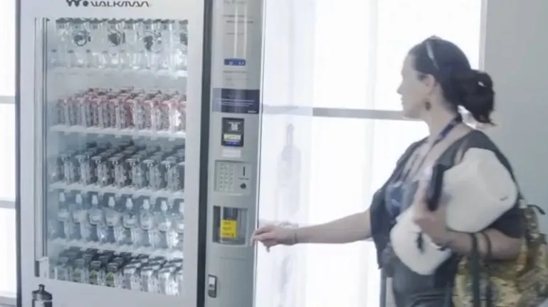 Cum vinde Sony un MP3 player: ambalat într-o sticlă plină cu apă