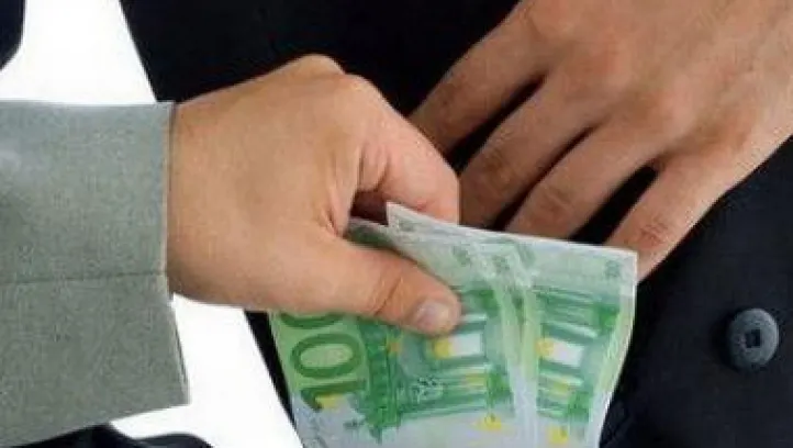 Executor judecătoresc din Reşiţa, prins în flagrant în timp ce lua mită 300 de euro