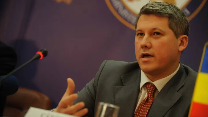 PDL vrea demisia lui Antonescu din funcţia de preşedinte al Comisiei de revizuire a Constituţiei