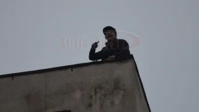 GEST EXTREM făcut de un tânăr pentru a-i convinge pe părinţii iubitei sale SĂ NU SE ÎMPOTRIVEASCĂ