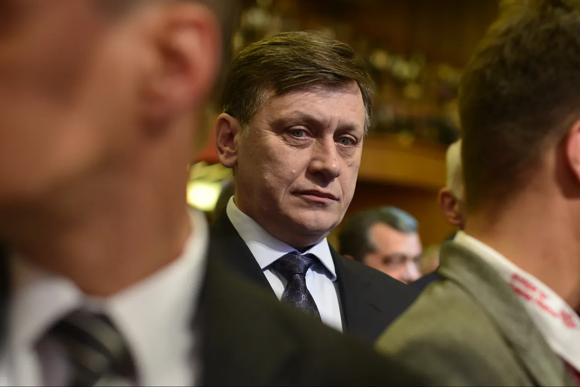 Antonescu: Nu am motiv să mă cramponez de funcţia de la Senat, să fac spectacole ca Geoană