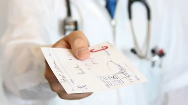 Medicul să explice pacientului diferenţa de preţ între medicamente: "ESTE O GLUMĂ", spun aceştia