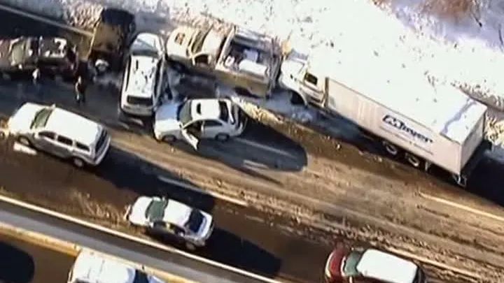 ACCIDENT CU 100 DE MAŞINI. Imagini spectaculoase din elilcopter