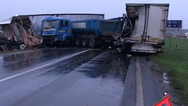 TRAGEDIE în Bihor. UN MORT după ce două autotrenuri S-AU CIOCNIT