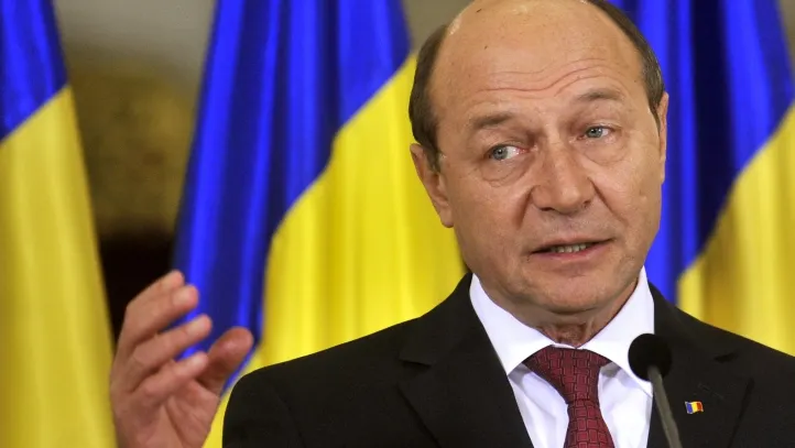 Băsescu:Sunt primari care aduc la Zilele Comunei fetiţe cu funduleţul gol, în loc de formaţii locale