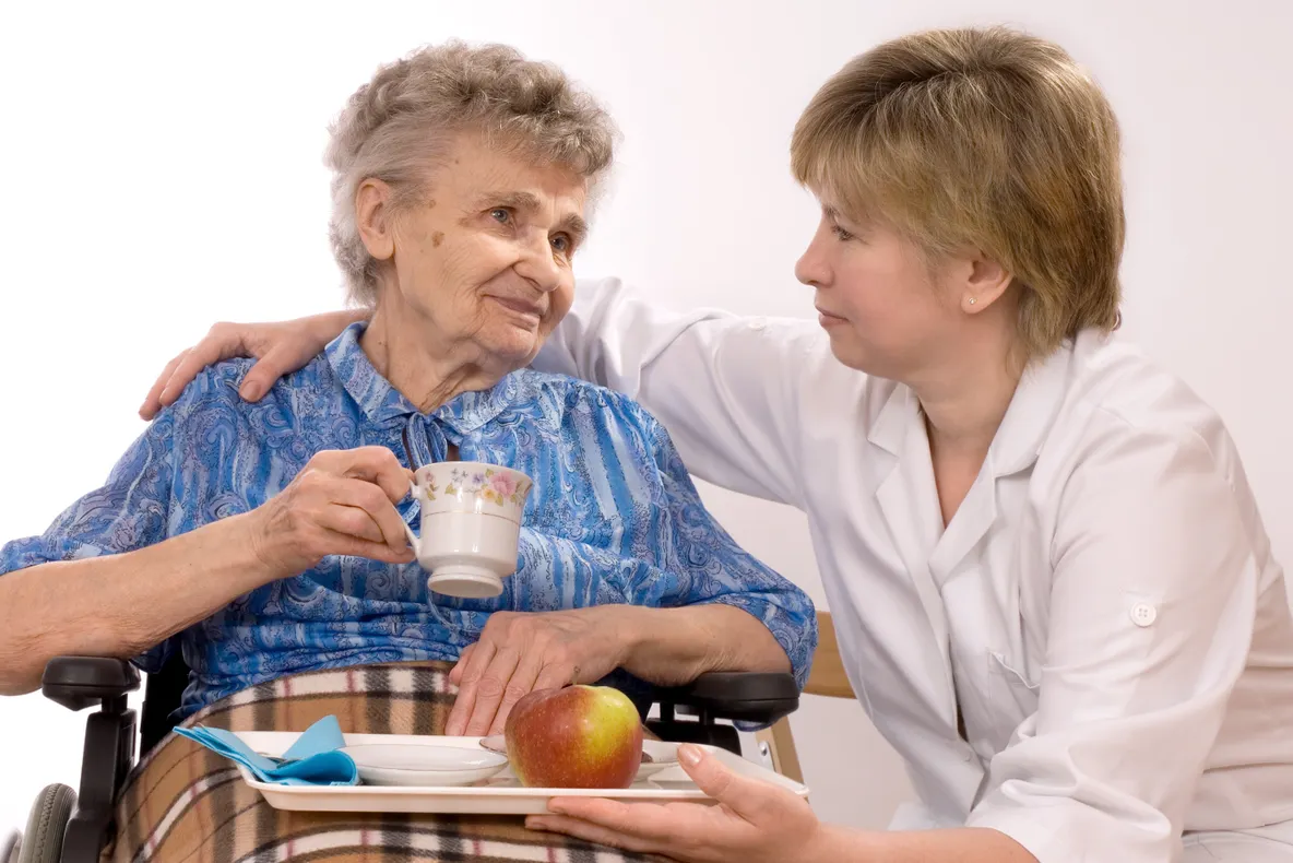 De ce preferă asistentele medicale să plece să muncească în străinătate?