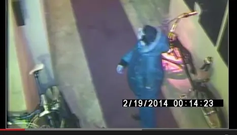 AŞA SE FURĂ O BICICLETĂ! Hoţul a fost SURPRINS DE CAMERE, iar PROPRIETARUL CERE AJUTORUL