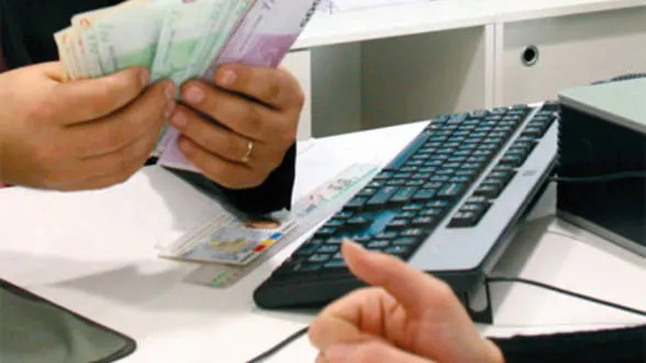 Sprijin pentru ROMÂNII CU CREDITE BANCARE: RATĂ LA JUMĂTATE. 900.000 de restanţieri vizaţi