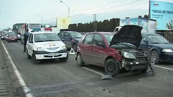 CINCI MAŞINI AVARIATE ÎN CARAMBOL, după ce un şofer nu a mai putut să frâneze la timp
