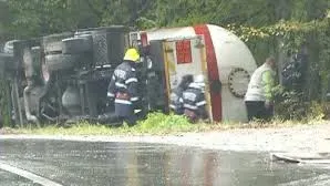 Doi răniţi după ce o cisternă de lapte, s-a răsturnat pe carosabil la Braşov 