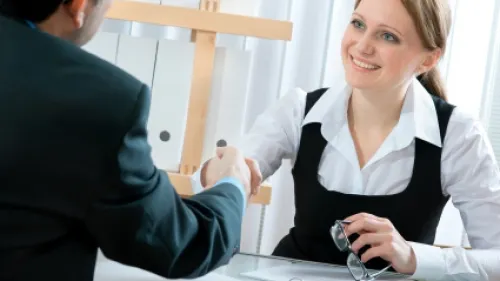 A rămas fără loc de muncă? Cum să îţi ajuţi partenerul să îşi găsească job