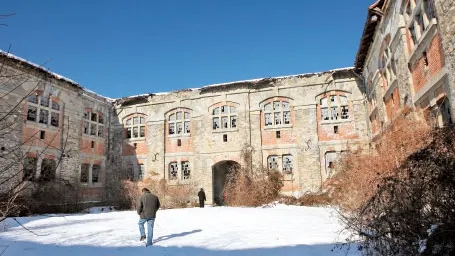 "Ne uităm cum se prăbușește". Destinul tragic al unui monument istoric din România