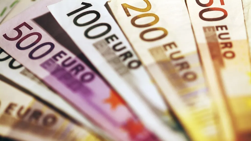 N-ai studii superioare, dar ai experienţă? Poţi câştiga şi 1000 de euro în anumite domenii