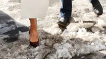Fără dres şi cu pantofi STILETTO prin zăpadă. Descoperă VEDETA!