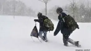 Elevii care merg 10 kilometri pe câmp şi prin pădure ca să facă şcoală: "NU VREM SĂ FIM ANALFABEŢI"