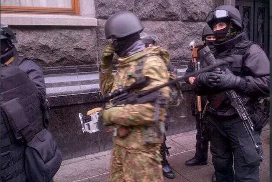 IMAGINI ŞOCANTE: Forţele de securitate trag în manifestanţi cu puşti cu lunetă şi AK-47  FOTO/VIDEO 