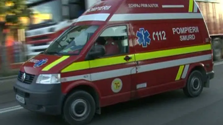 Trei persoane SPULBERATE pe o trecere de pietoni, chiar în faţa unui liceu 