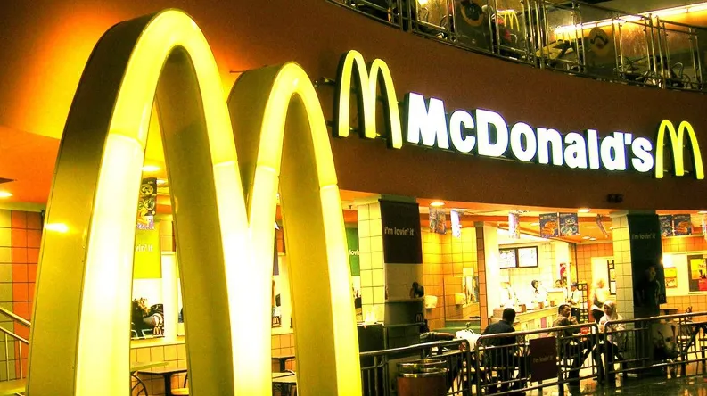 SCENE DE GROAZĂ în faţa unui restaurant McDonald's. Mai multe femei s-au luat la bătaie