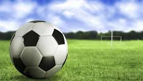 Un fotbalist, grav rănit după ce a fost lovit de o piatră aruncată din tribune 