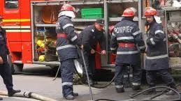 A chemat pompierii, dar aceştia au AJUNS FĂRĂ APĂ. Casa cuprinsă de flăcări a ars în întregime