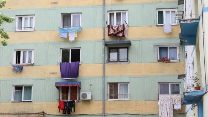 500 de lei AMENDĂ PENTRU CĂ AU SCUTURAT PĂTURILE PE GEAM. Se întâmplă într-un oraş din România 