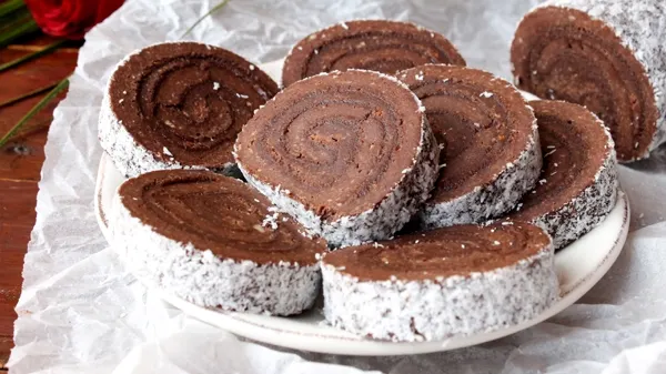REŢETA ZILEI: Ruladă de biscuiţi cu ciocolată