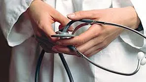 Medic acuzat de malpraxis în 2012, obligat de instanţă la plata unor daune de 5.000 lei