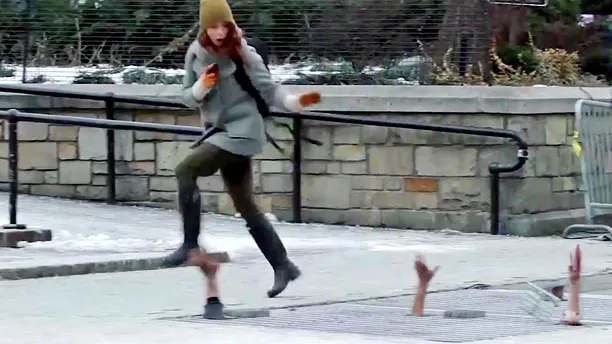 O farsă de televiziune incredibilă: zombii au ieşit din canale, la New York