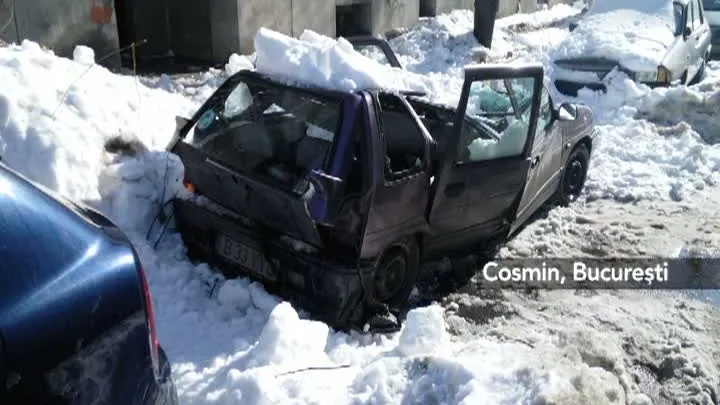 MAŞINĂ DISTRUSĂ de ZĂPADĂ şi GHEAŢĂ. Ce a mai rămas dintr-un TICO?