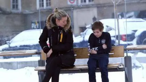 Un băieţel tremură de frig într-o staţie de autobuz din Norvegia. Cum reacționează oamenii