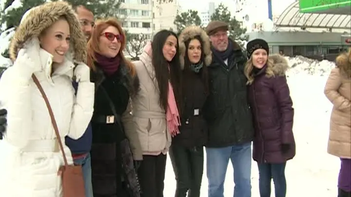 VEDETE LA CRATIŢĂ. Au lăsat deoparte totul şi au gătit pentru oamenii străzii