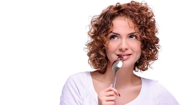 O LINGURĂ poate face minuni pentru FRUMUSEŢEA TA. Iată trei modalităţi 