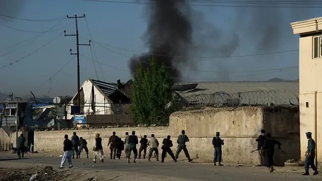Cel puţin patru morţi într-un atac sinucigaş care a vizat un convoi NATO, la Kabul