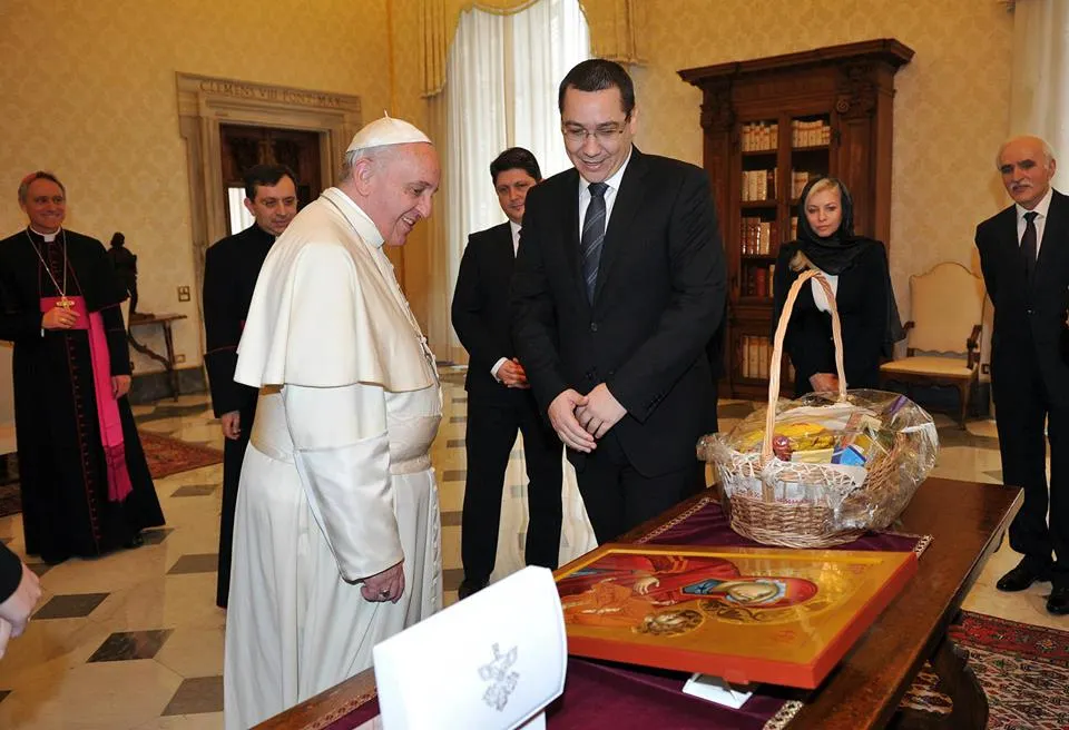 Cu ce DARURI s-a dus PONTA la PAPA FRANCISC
