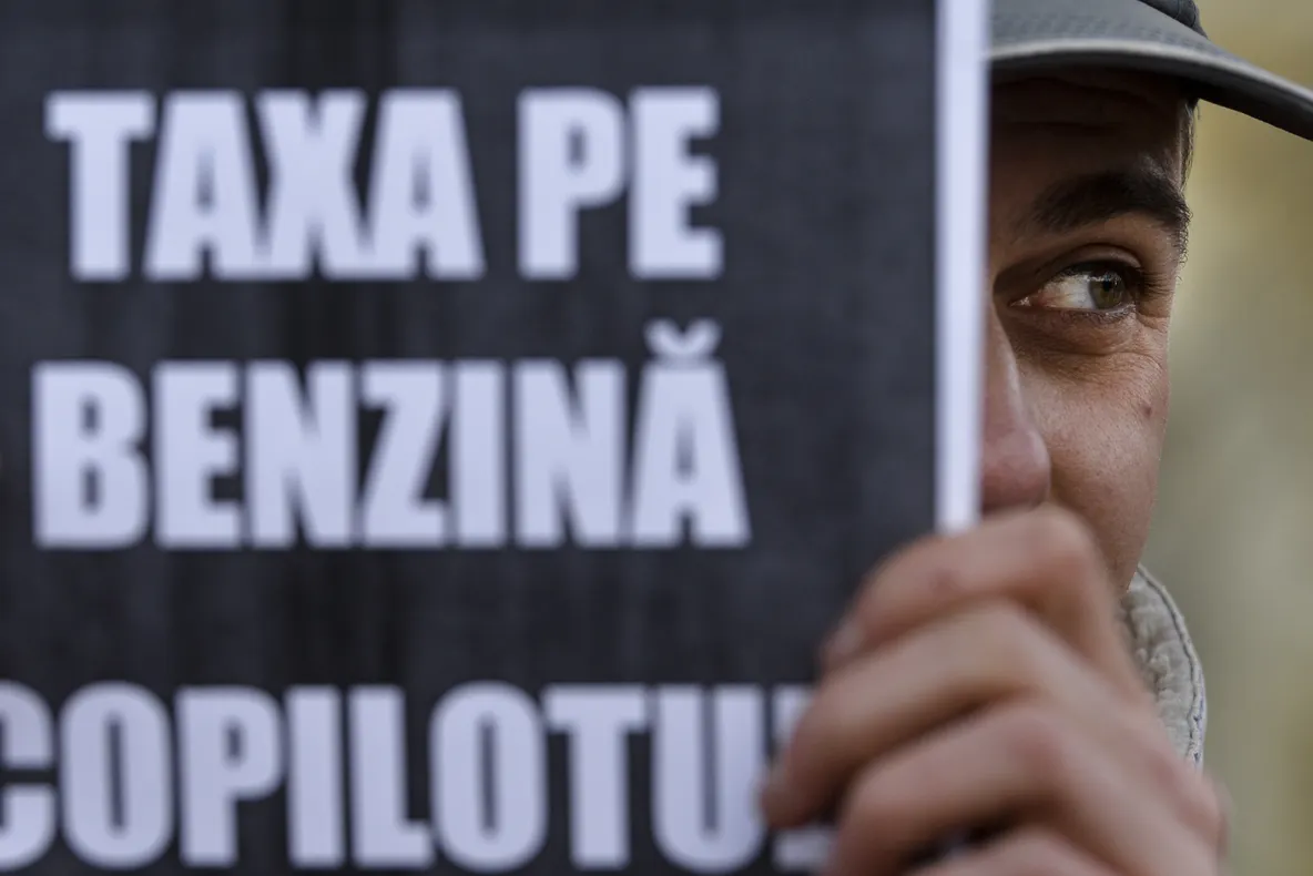 ACCIZA la carburanţi i-a scos în stradă: MII DE OAMENI, la mitingul PMP