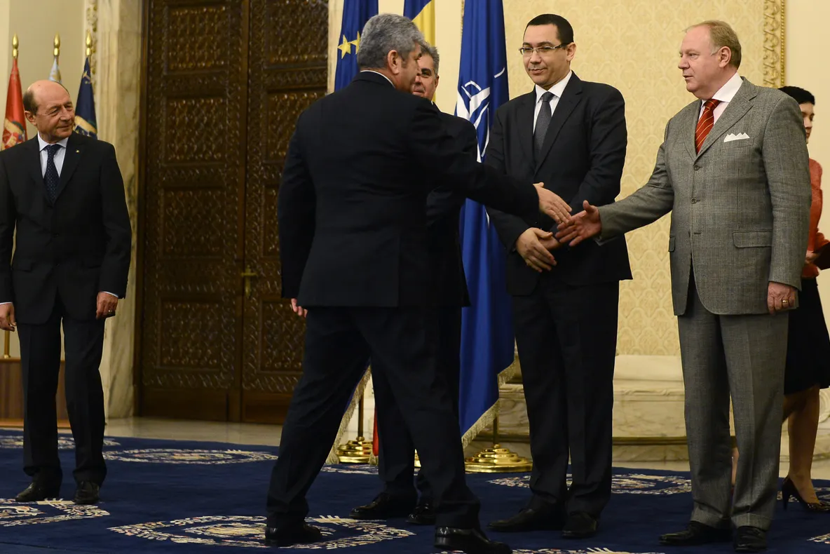 GUVERNUL PONTA 3: CULISELE ceremoniei de depunere a jurământului 