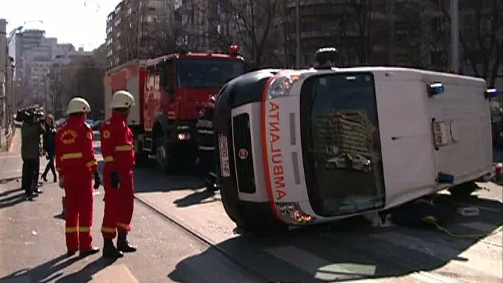 Accident GRAV în Capitală. O ambulanță s-a răsturnat, după ce a fost lovită de un autoturism 