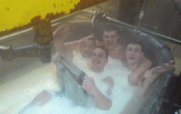 Baie în lapte, la SUPERLATIV. Cum s-au pozat MUNCITORII dintr-o fabrică de LACTATE