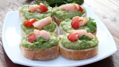 REŢETA ZILEI: Crostini cu avocado şi somon