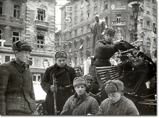 DOSAR HISTORIA. Cum se comportau soldaţii sovietici cu popoarele eliberate
