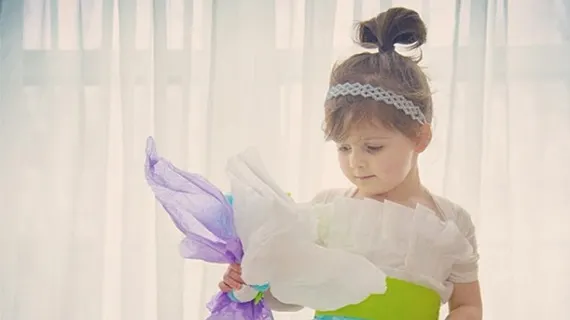 Designer la 4 ani: Face rochii din hârtie pe care le poartă cu mândrie