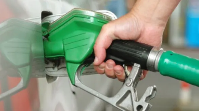 ACCIZA LA CARBURANŢI, din aprilie.Guvernul promite măsuri de sprijin pentru transportatori "corecţi"